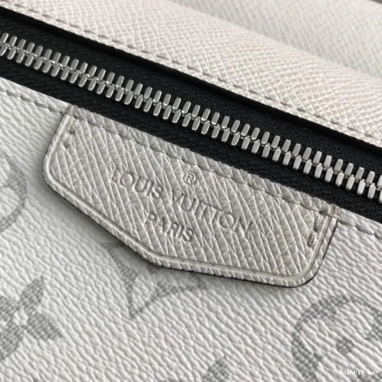 WIS OUTDOOR LOUIS VUITTON MESSENGER 0715